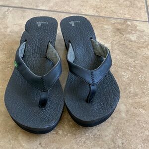 Sanuk women’s black yoga mat wedge flip flop size 6 (fits my size 6 1/2 well)